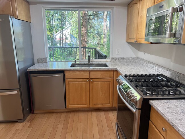 Building Photo - 4bd/2.75ba Bellevue Home