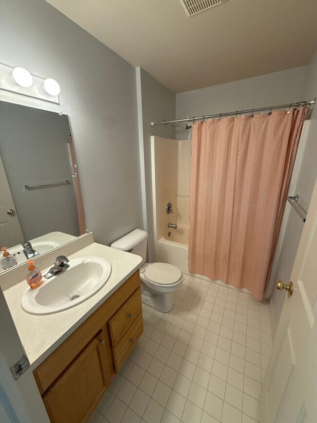 Building Photo - 3 Bed 2 Bath