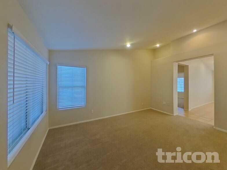 Building Photo - 1411 W Villa Theresa Dr