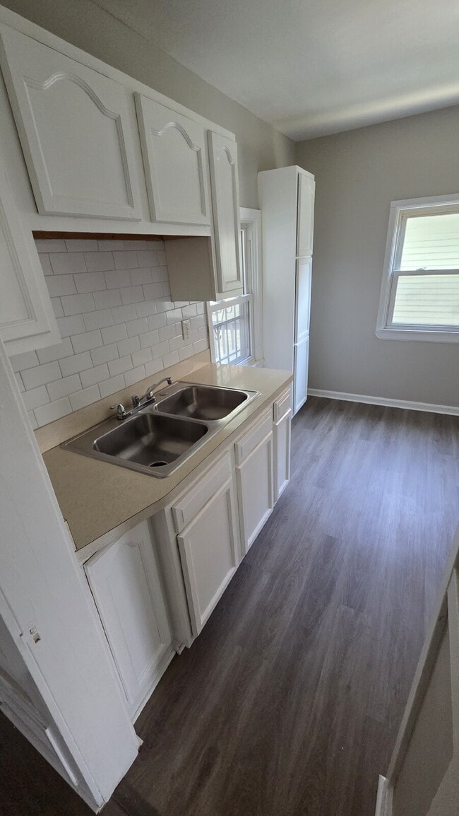 Building Photo - Flexible Layout - Upstairs Space Includes Air Conditioning!