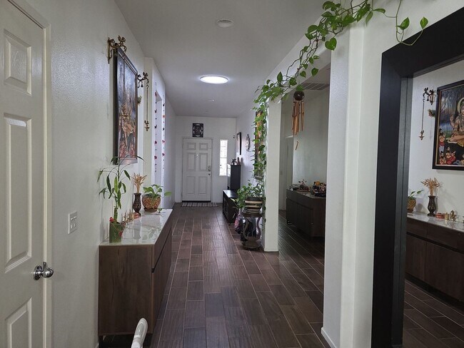 Building Photo - Beautiful Solar Home in Jurupa Valley Avai...