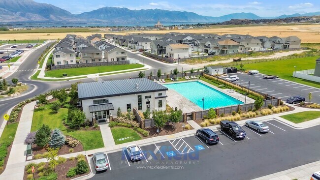 Building Photo - Spacious 5-Bedroom End-Unit Townhome with ...