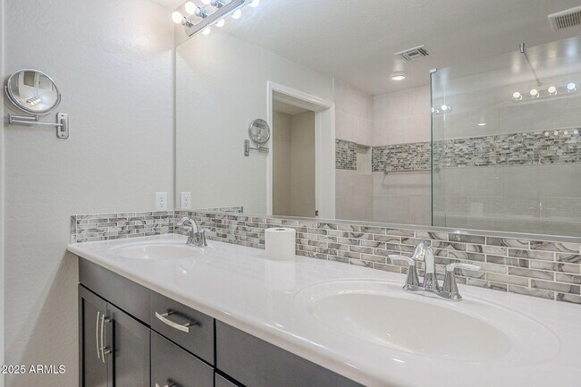 Building Photo - 2425 W Bronco Butte Trl
