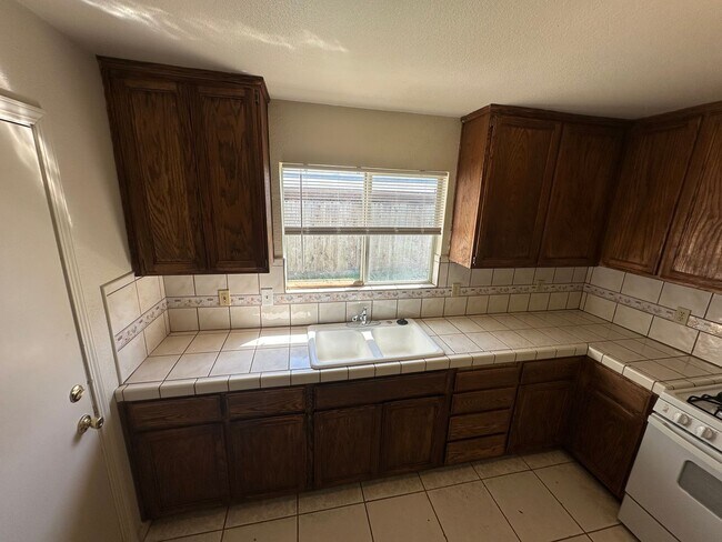 Building Photo - 3 bedroom 2 bath home for rent
