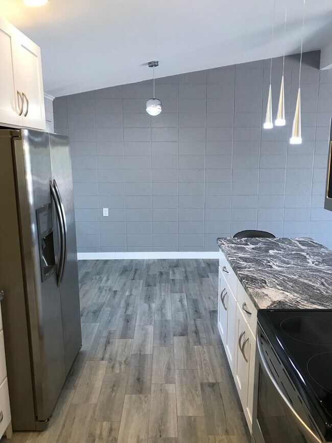 Building Photo - 3 bedroom updated Townhome
