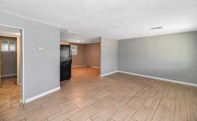 Building Photo - 2BR Unit with Private Backyard One Level