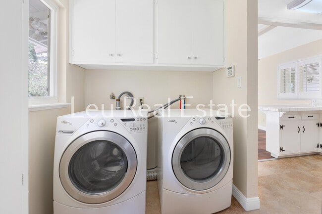 Building Photo - 6640 S Land Park Dr