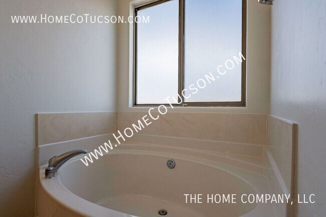 Building Photo - 6645 E Gehrig Ln