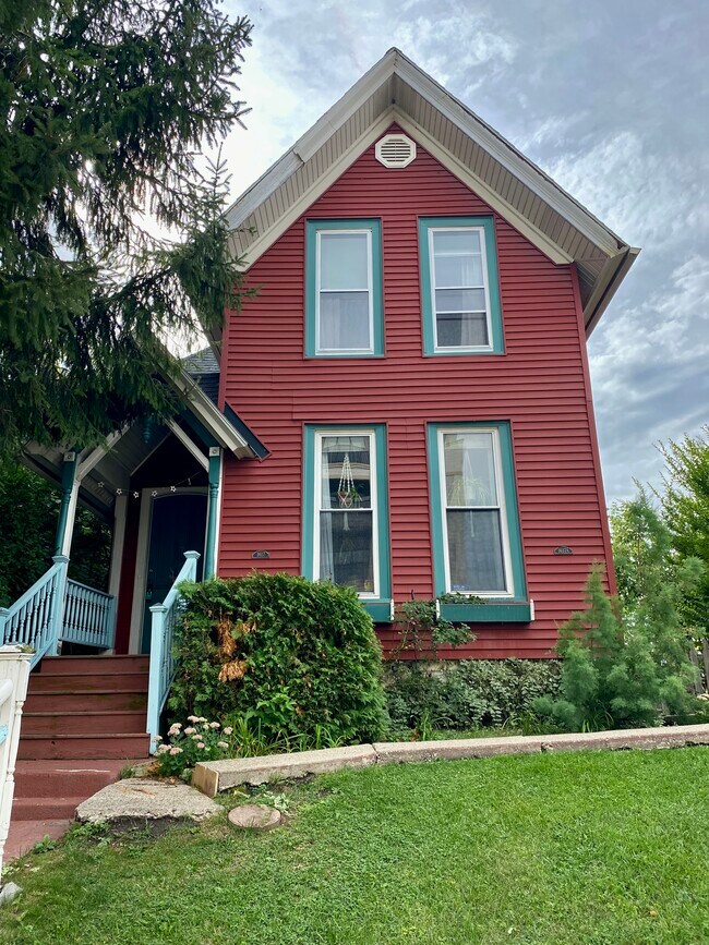 Building Photo - 1617 N Van Buren St