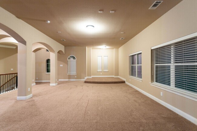 Building Photo - Very beautiful 5 bedroom, 4.1 bathroom hou...
