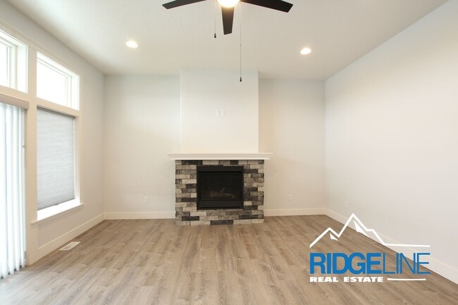 Building Photo - Newer Built Townhome Ready for Lease!