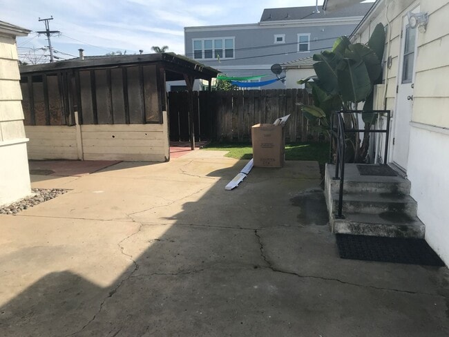 Building Photo - Beach House with Big Garage