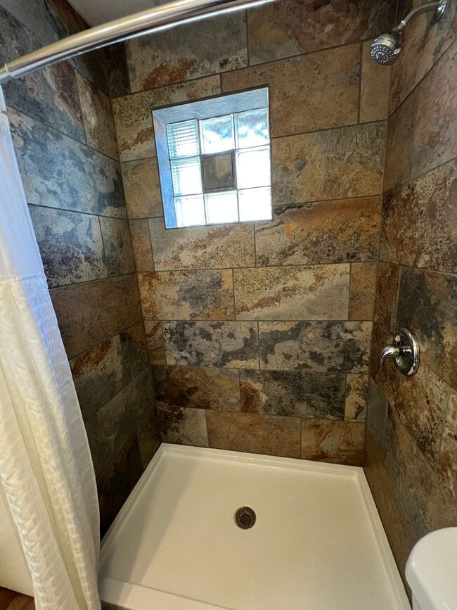 Building Photo - Furnished Short Term or Extended Stay Corporate Vacation Apartment