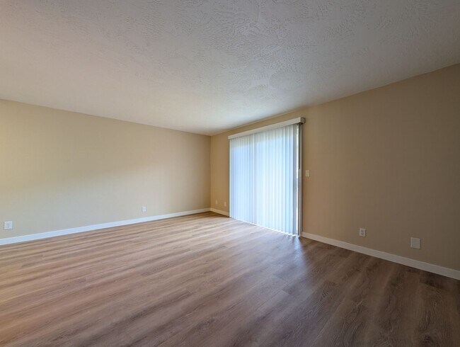 Building Photo - Large 2 Bedroom Condo in Sunset Meadows - ...