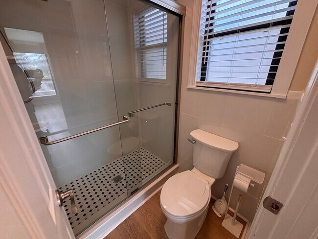 Building Photo - 2 Bed 2 Bath Luxury Waterfront Townhome with Screened Lanai & Garage!