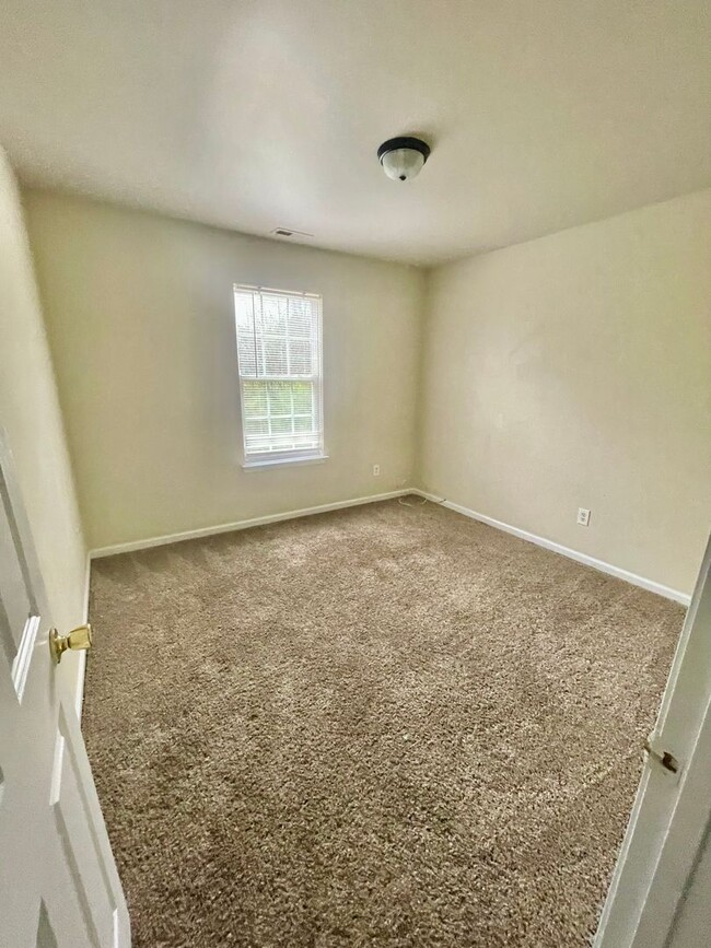 Building Photo - Must see 4 bedroom 2.5 bath townhouse with...