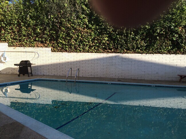 Building Photo - 3400 Club Dr