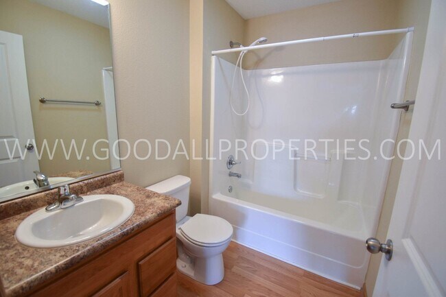 Building Photo - Spacious 2-Bedroom Urbandale Townhome with 2-Car Garage