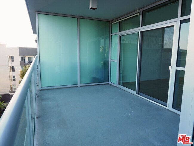 Building Photo - 13700 Marina Pointe Dr
