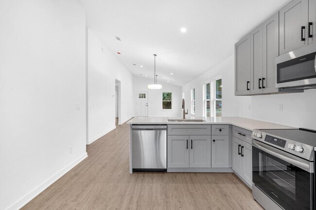 Building Photo - 972 W 9th St