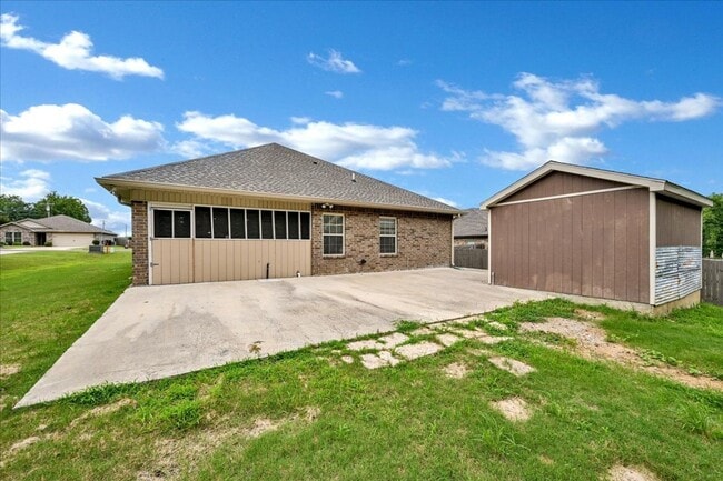 Building Photo - 3 Bedroom, 2 Bath home.