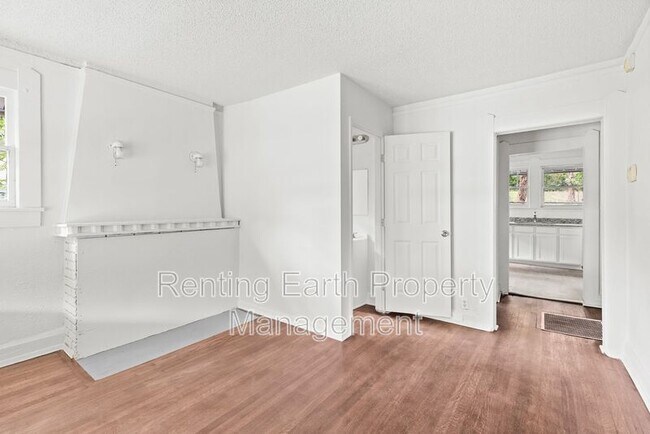Building Photo - 624 83rd Pl S