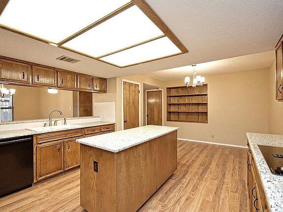 Building Photo - 8606 Mesa Dr