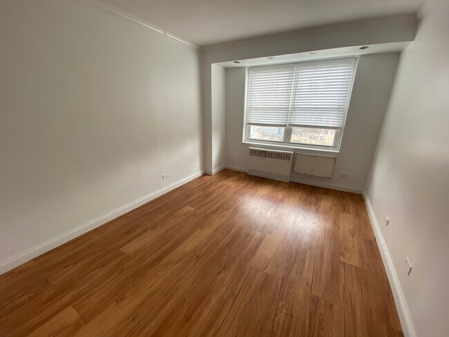 Building Photo - 747 10th Ave