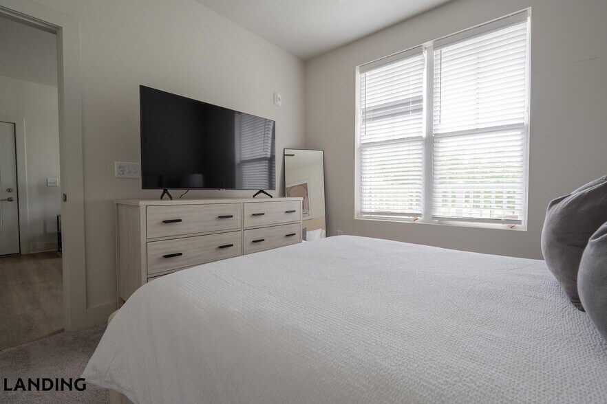 Building Photo - 404 W 26th St