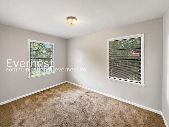Building Photo - 513 20th Ave NE