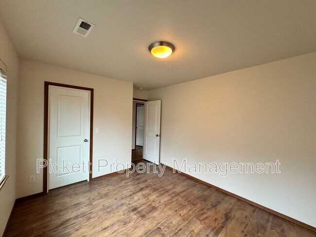 Building Photo - 2402 Seringa Ave