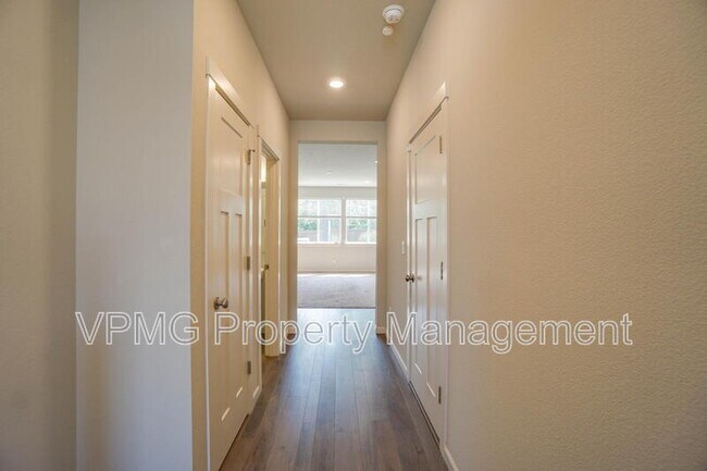 Building Photo - 11603 NE 138th Ave