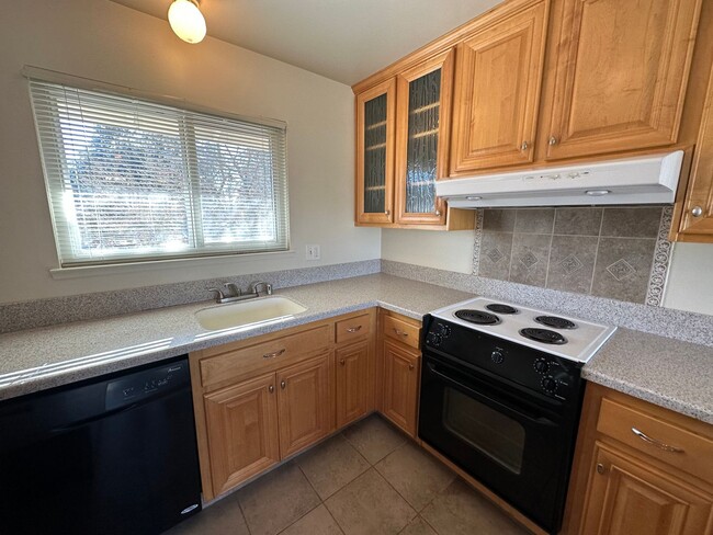 Building Photo - Updated Townhome with River Access and Bea...