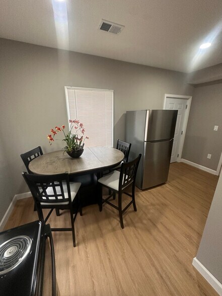 Building Photo - 2608 Village Ln