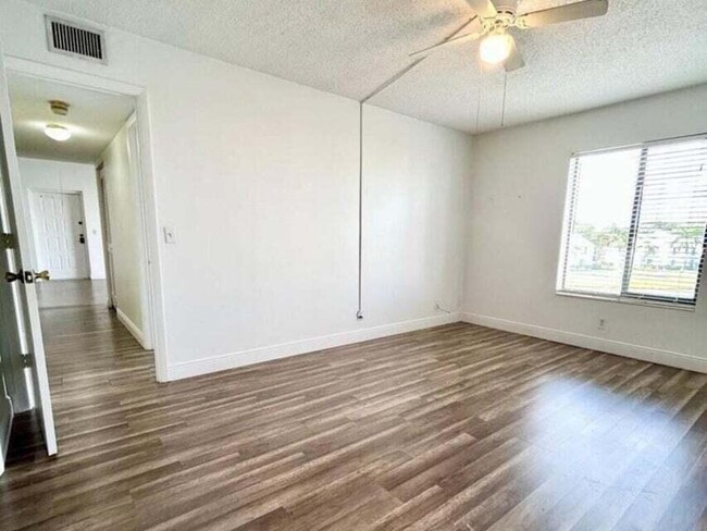 Building Photo - 1110 Green Pine Blvd