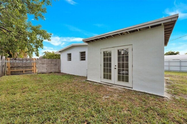 Building Photo - 3900 SW 47th Ave