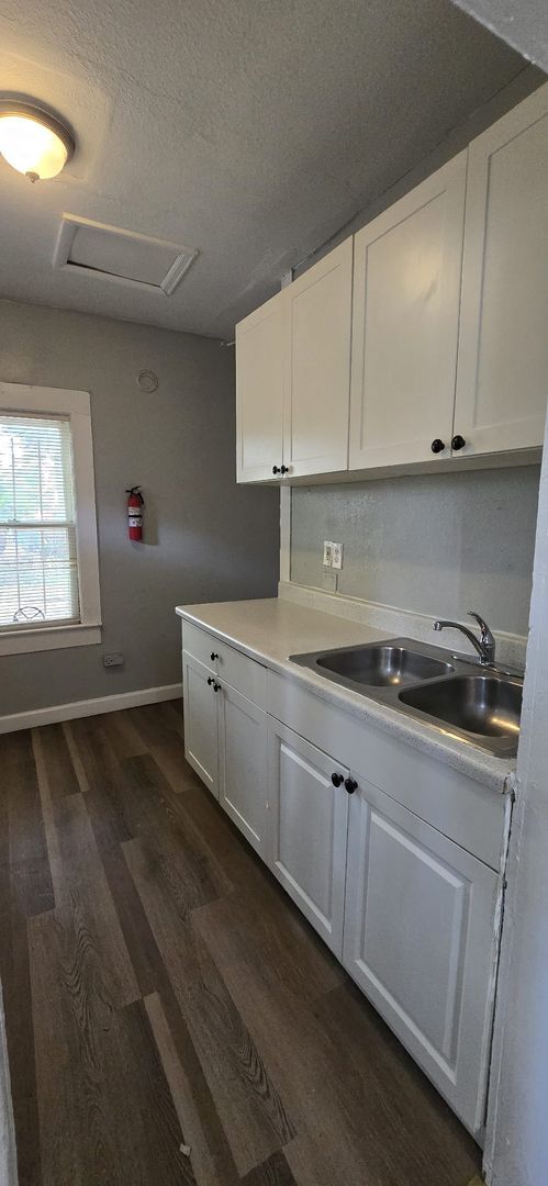 Building Photo - Beautiful 2 bedroom 1 bath Tampa bungalow