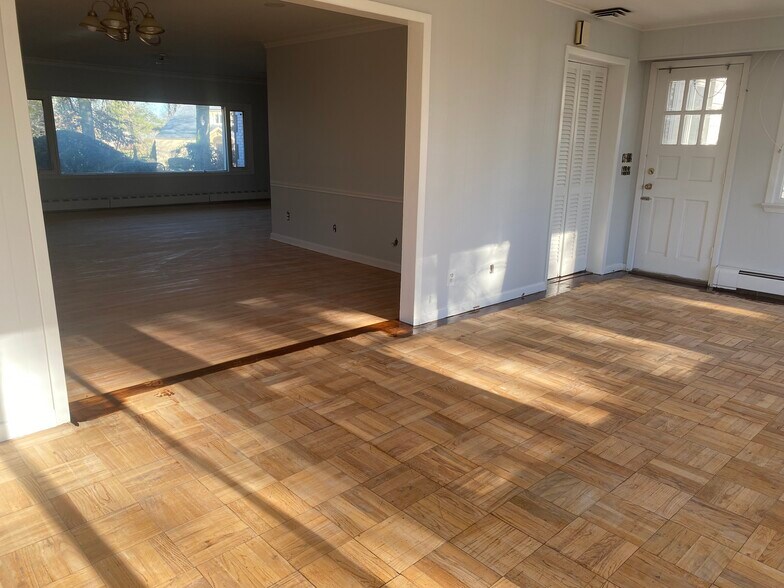 Building Photo - 60 Gristmill Ln