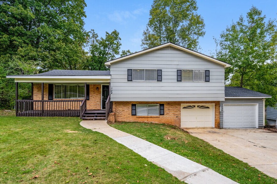 Primary Photo - 724 Country View Dr NE