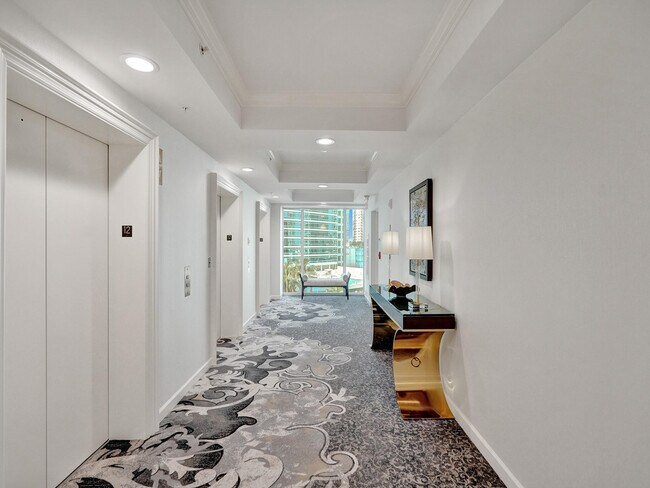 Building Photo - 411 N New River Dr E