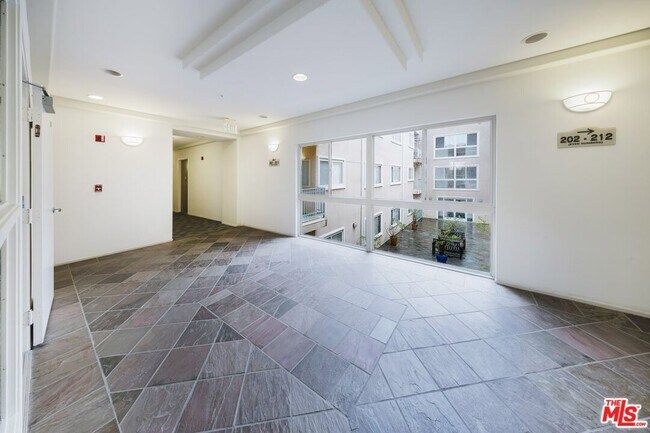 Building Photo - 937 12th St