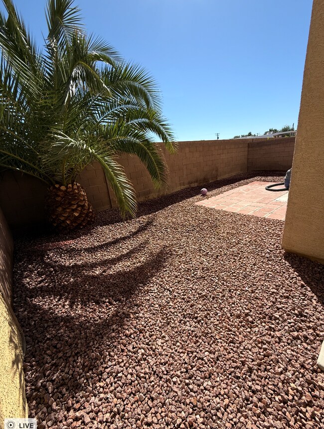 Building Photo - 3 Bed/2.5 bath. All Tile Downstairs. Open Great Room floor plan.