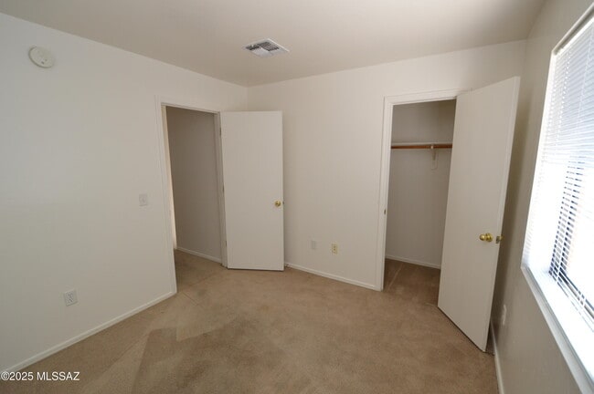 Building Photo - 4327 E Bellevue St