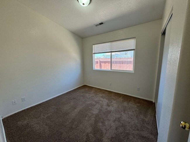 Building Photo - 4 Bedroom - 2 bath - Single Family Home in a Great Location!