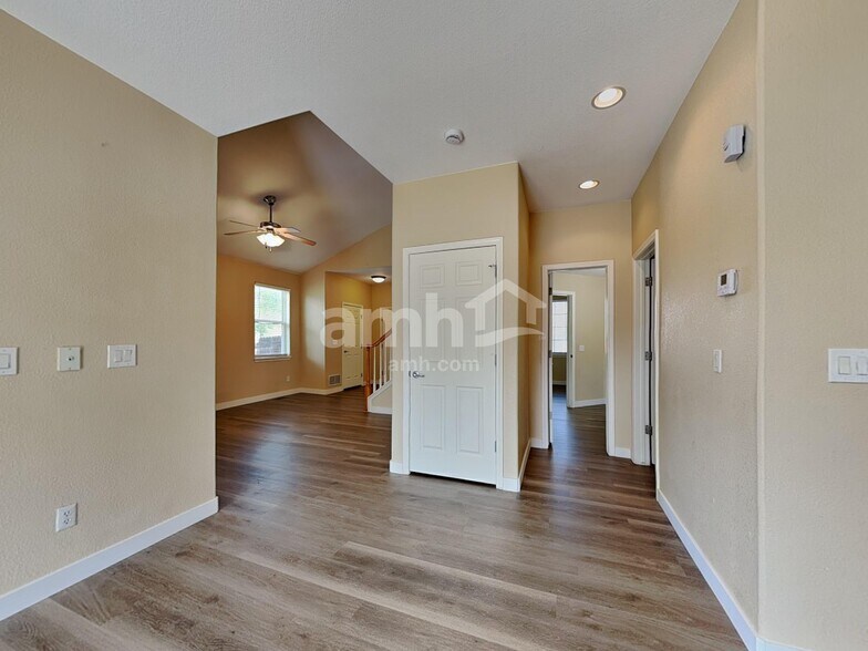 Building Photo - 9742 Jasper Dr