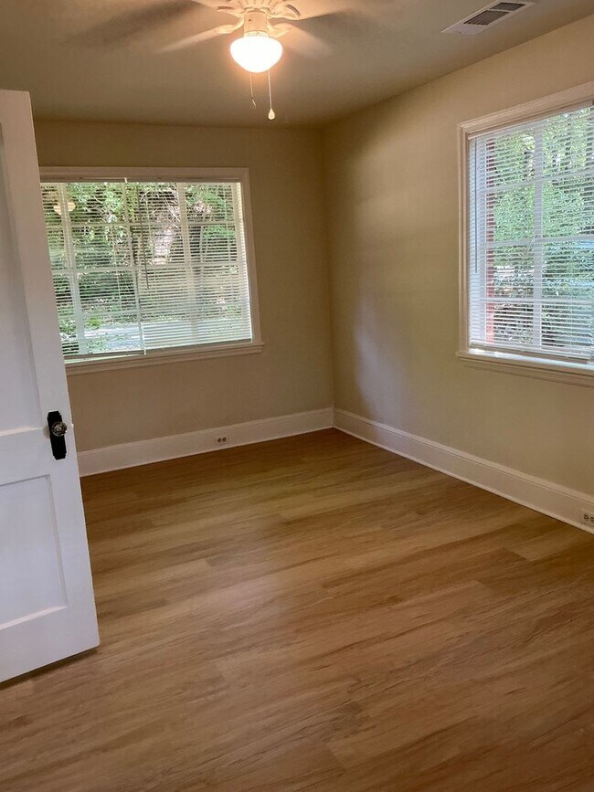 Building Photo - 1 Bedroom/ 1 Bath Cottage off Prince Avenue! Available soon!