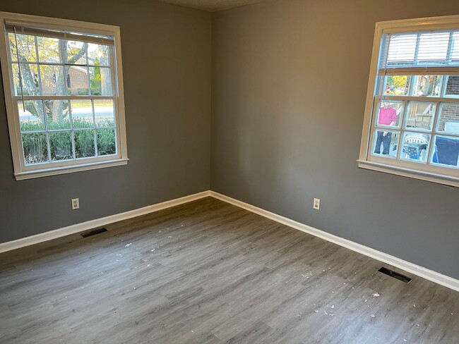 Building Photo - Renovated 3 Bed / 1 Bath Brick Ranch in Ea...