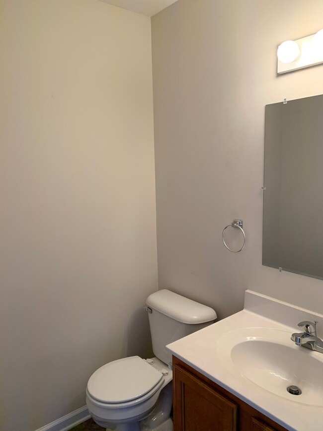 Building Photo - 3 BR 2.5 Bath Townhouse