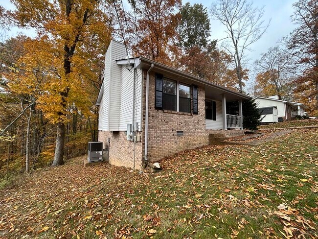 Building Photo - Stunning 3 bed / 2 bath home | Available now!