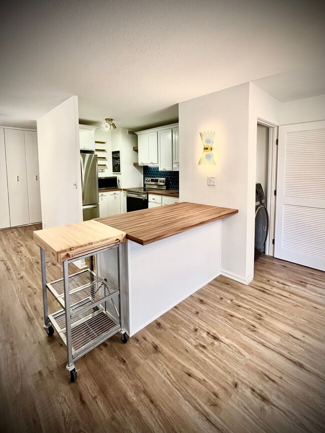 Building Photo - Newly Renovated 2bd/2ba Dwtn Condo!